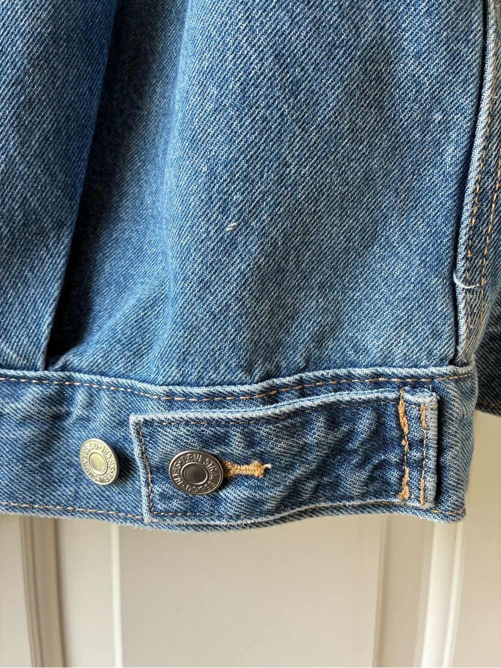 Vintage Levi's Women's Classic Trucker Denim Jacket Medium Wash Oversized XS - Picture 9 of 12